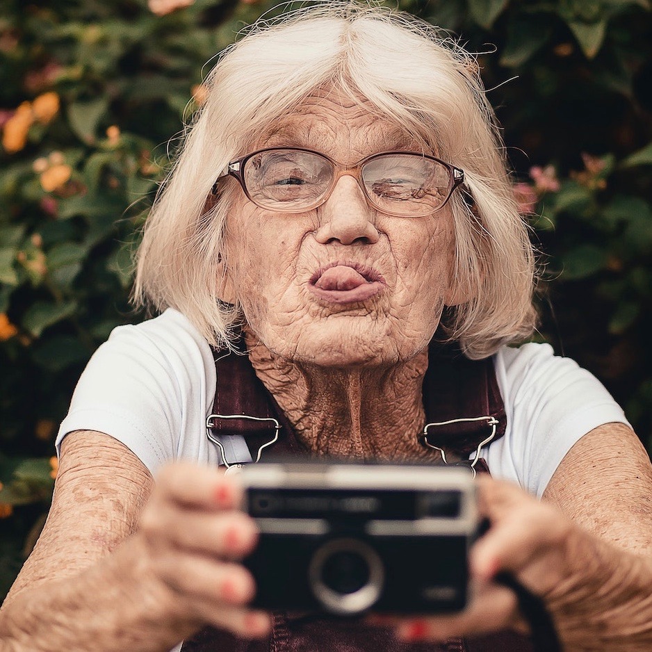 Woman taking selfie by Edu Caralho (Pexels}